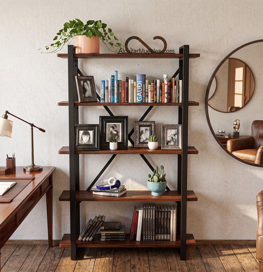 Librero industrial Celta 120 con libros, fotografías y plantas junto a un escritorio.