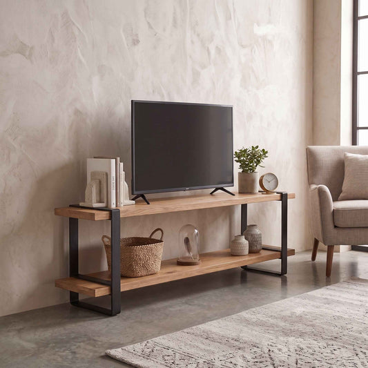 Rack ORVOK de madera pino y acero negro con televisor, libros y decoración en una sala beige.