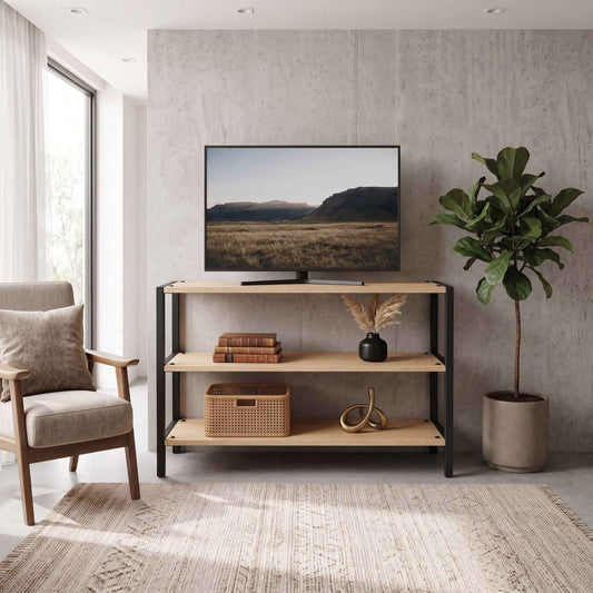 Rack para TV AArhus de tres niveles, con repisas de pino macizo y estructura de acero negro.
