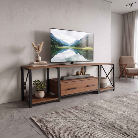 Rack para TV BENSON de madera de pino y acero con televisión, ambientado en una sala