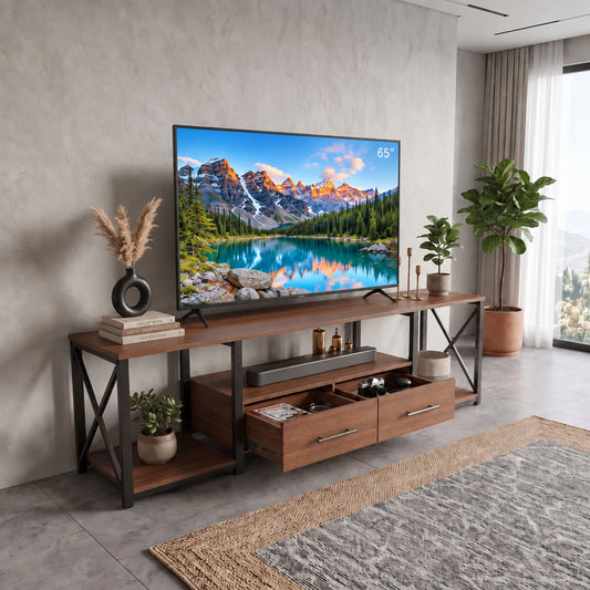 Vista frontal del rack para TV BENSON con televisión encima y objetos en sus repisas abiertas