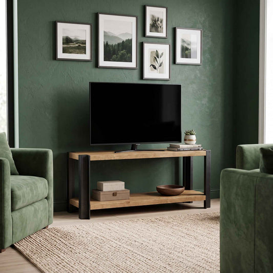Mueble para TV BRONTE de madera clara y acero negro, con televisor y objetos decorativos en la repisa inferior.