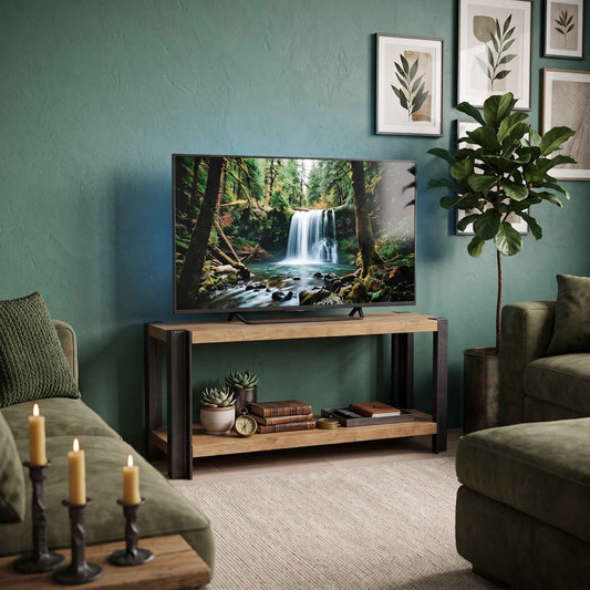 Mueble BRONTE de madera clara y acero negro con un televisor, en una sala de paredes verdes.