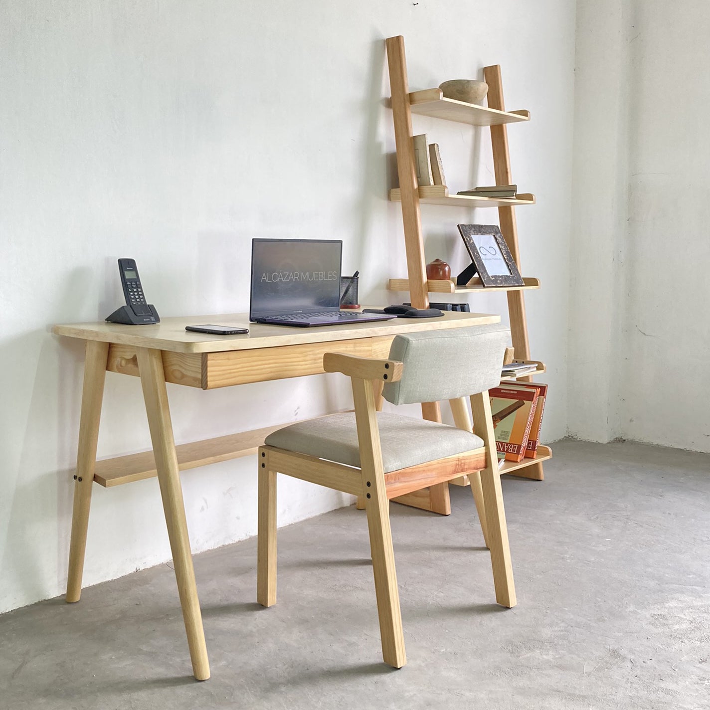 Set de Escritorio de madera sólida modelo Santy con silla y Librero