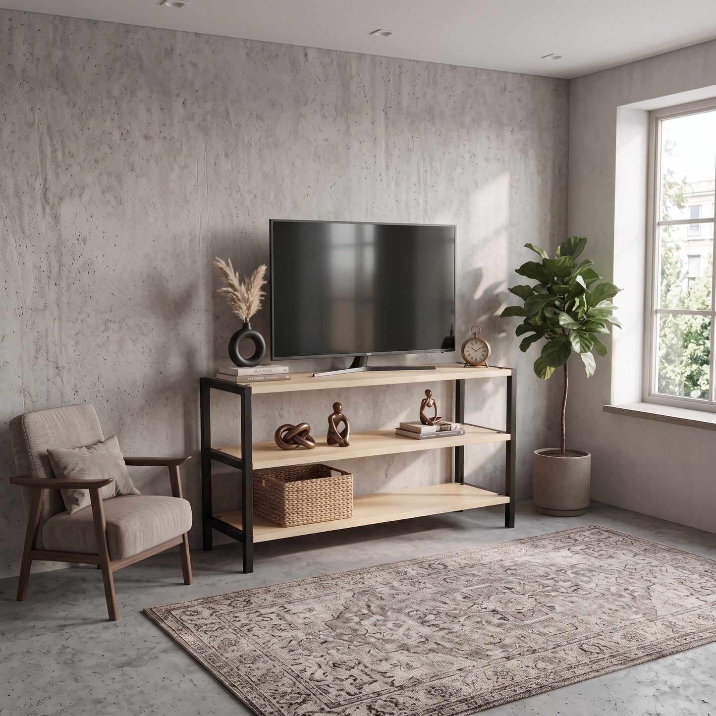 Mueble AArhus de pino natural y acero negro con televisor, cesta y decoración en una sala de pared gris.
