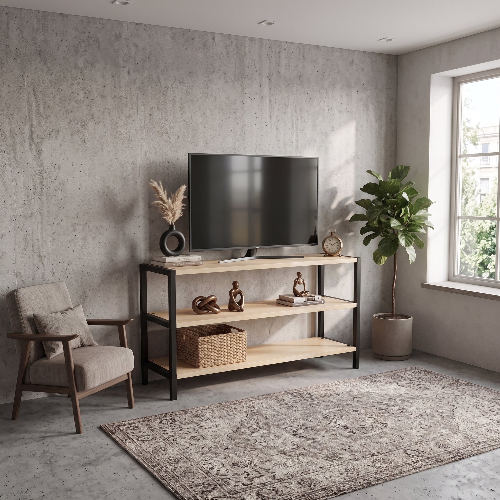 Mueble AArhus de pino natural y acero negro con televisor, cesta y decoración en una sala de pared gris.