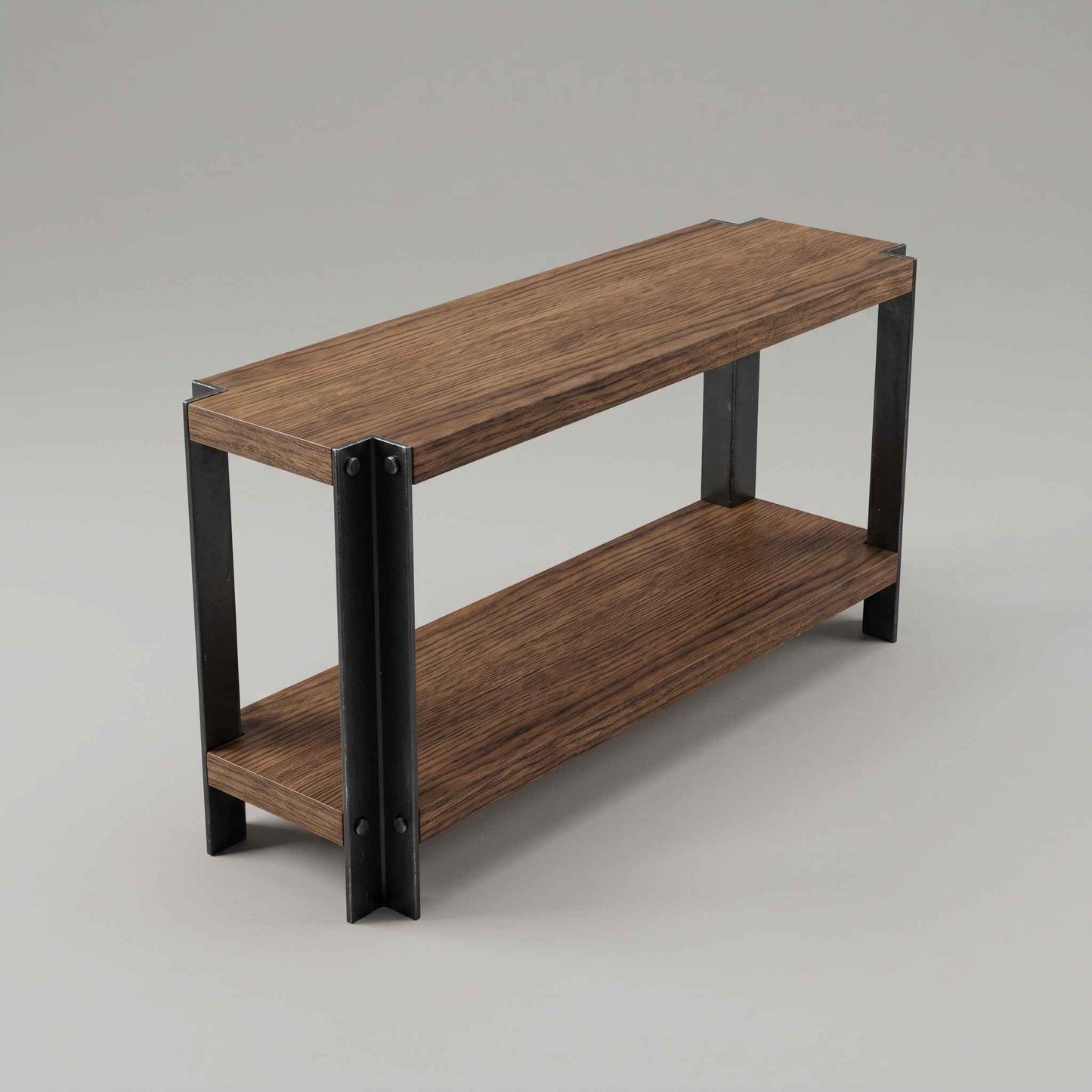 Mueble BRONTE en madera roble claro y estructura negra, visto en diagonal desde un costado.