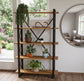 Librero industrial Celta 120 de cinco niveles con plantas, junto a una puerta de cristal.