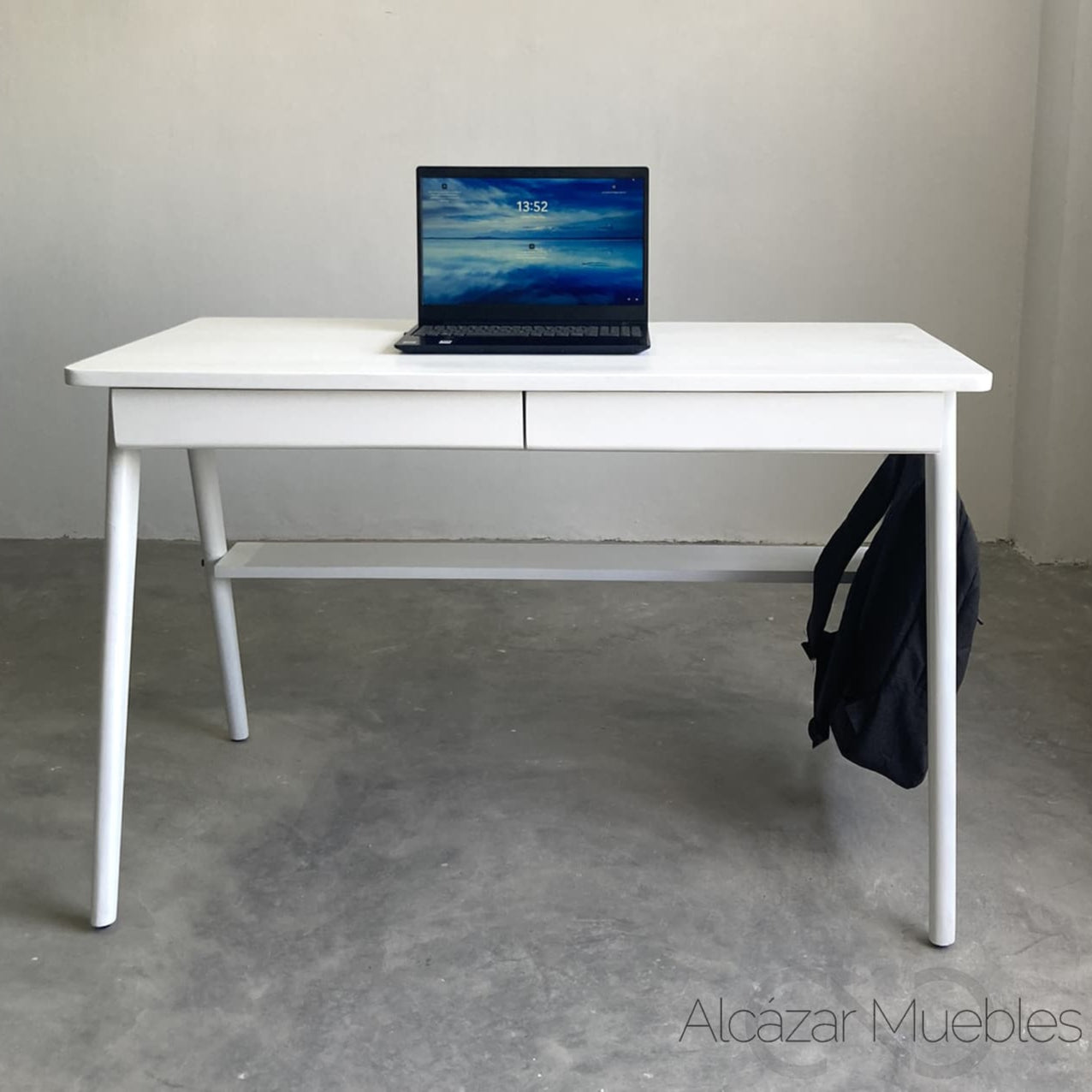 Escritorio de madera color blanco con dos cajones