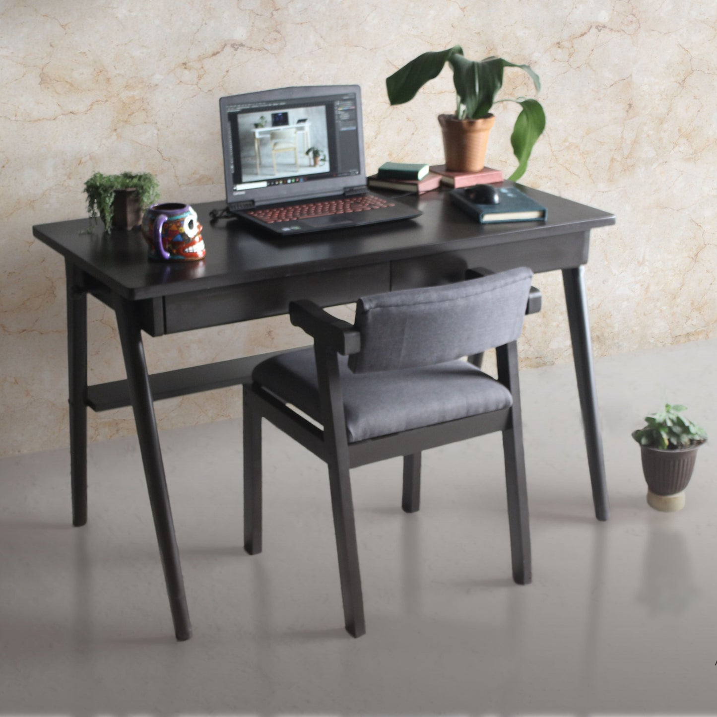 Escritorio de madera con silla tapizada color chocolate