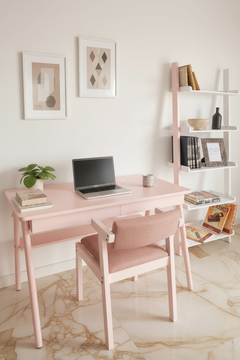 Escritorio y silla de madera en acabado rosado para home office contemporáneo
