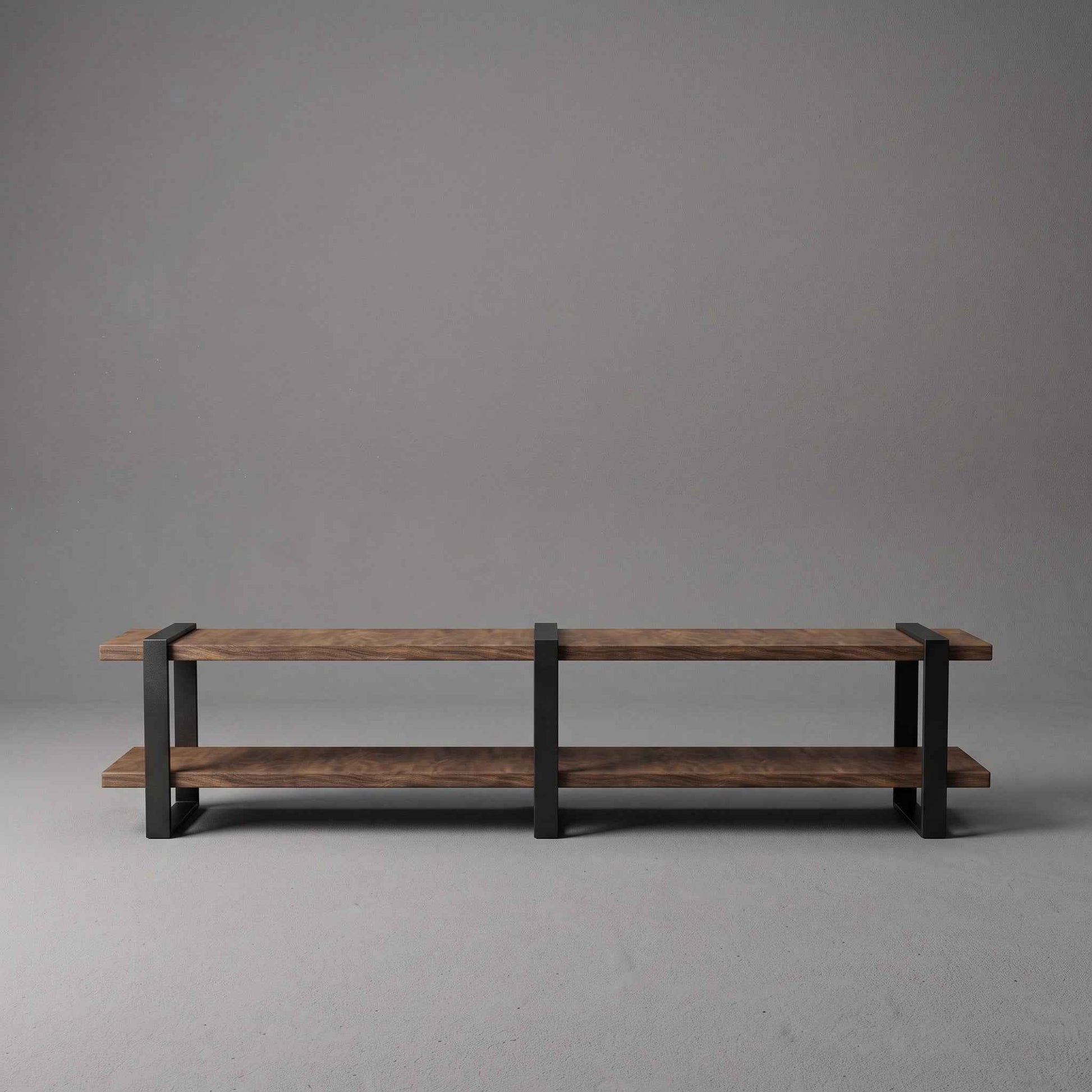Rack ORVOK de dos niveles en madera y acero negro, visto en diagonal sobre fondo gris.