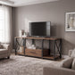 Mueble para TV Amden con televisión, un cajón central y repisas con libros, plantas y una cesta.