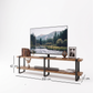 Rack para TV ORVOK de 200 × 31 × 42 cm, con televisor y repisa inferior abierta.