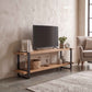 Rack ORVOK de madera pino y acero negro con televisor, libros y decoración en una sala beige.