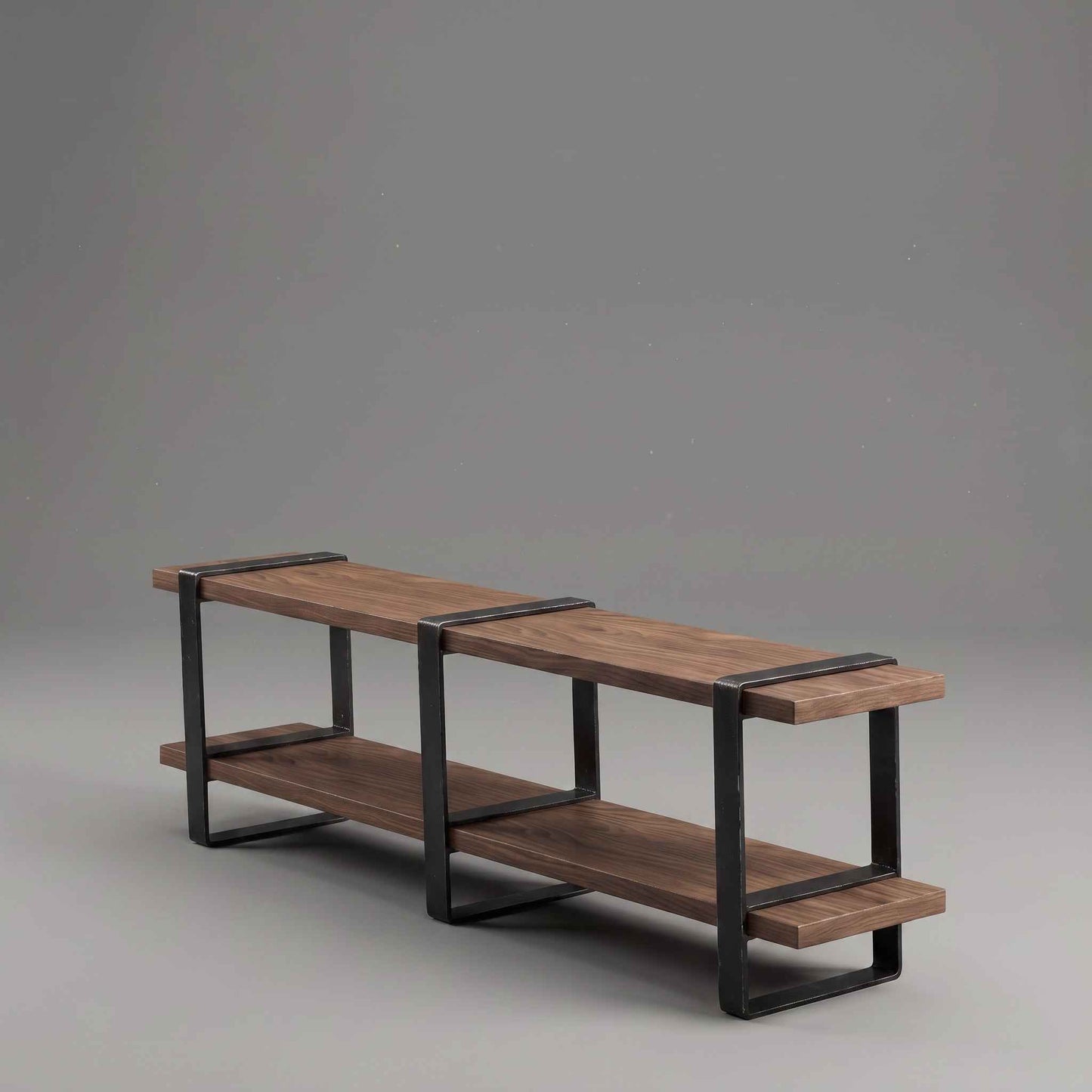 Rack ORVOK de dos niveles en madera y acero negro, visto en diagonal sobre fondo gris.