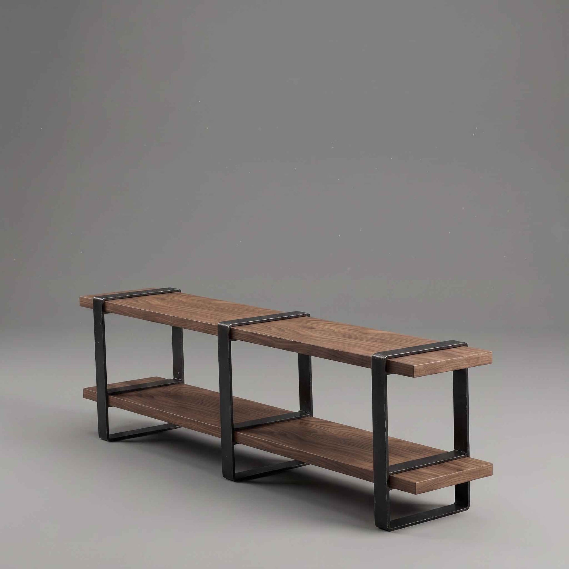 Rack ORVOK de dos niveles en madera y acero negro, visto en diagonal sobre fondo gris.