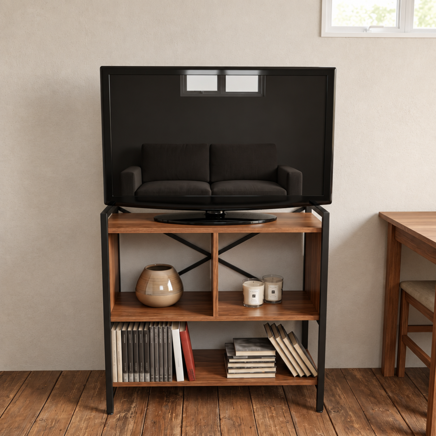 Vista frontal del rack BENSON con una televisión encima y objetos decorativos en sus repisas