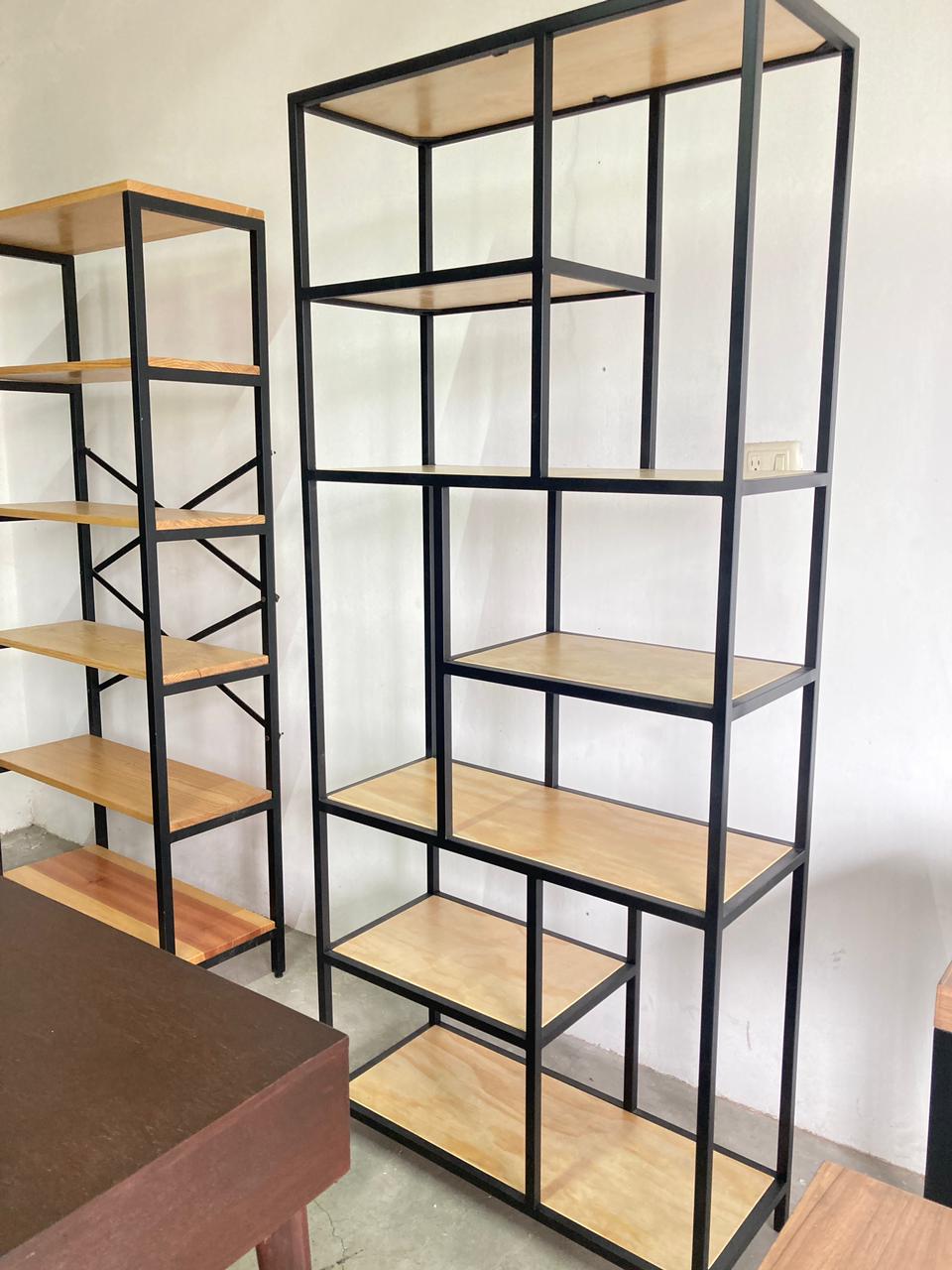 Librero Industrial metal modelo Roga 190x80x33cm Pino Natural Librero alcazarmuebles.com