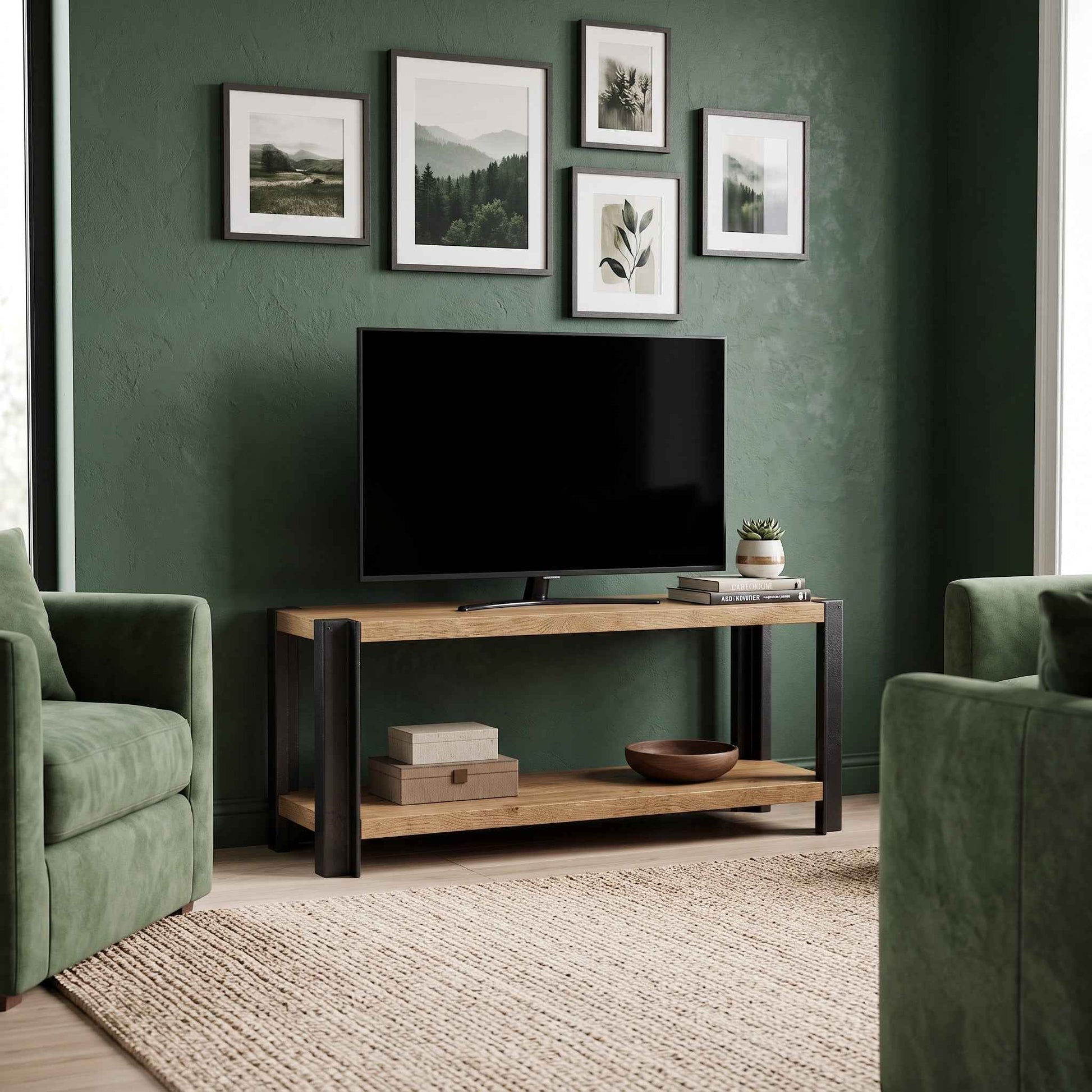 Mueble para TV BRONTE de madera clara y acero negro, con televisor y objetos decorativos en la repisa inferior.
