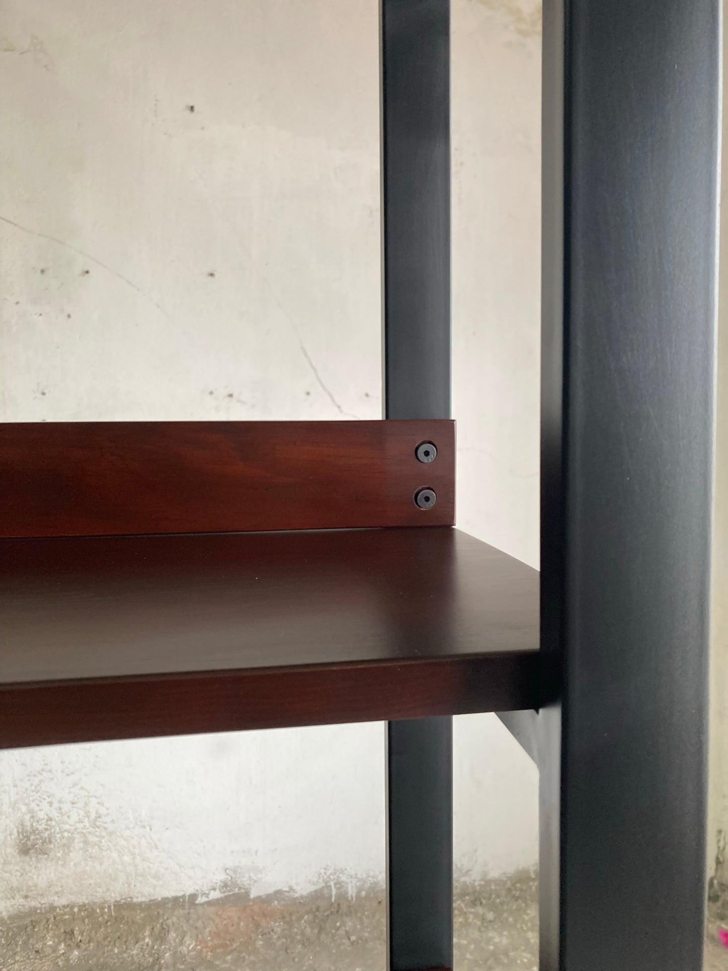 Detalle de entrepaño de madera maciza nogal del librero Bergen 80, acabado barniz poliuretano