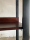 Detalle de entrepaño de madera maciza nogal del librero Bergen 80, acabado barniz poliuretano