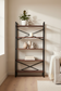 Librero Fily en acabado cedro con estructura metálica robusta, ideal para sala, oficina o home office